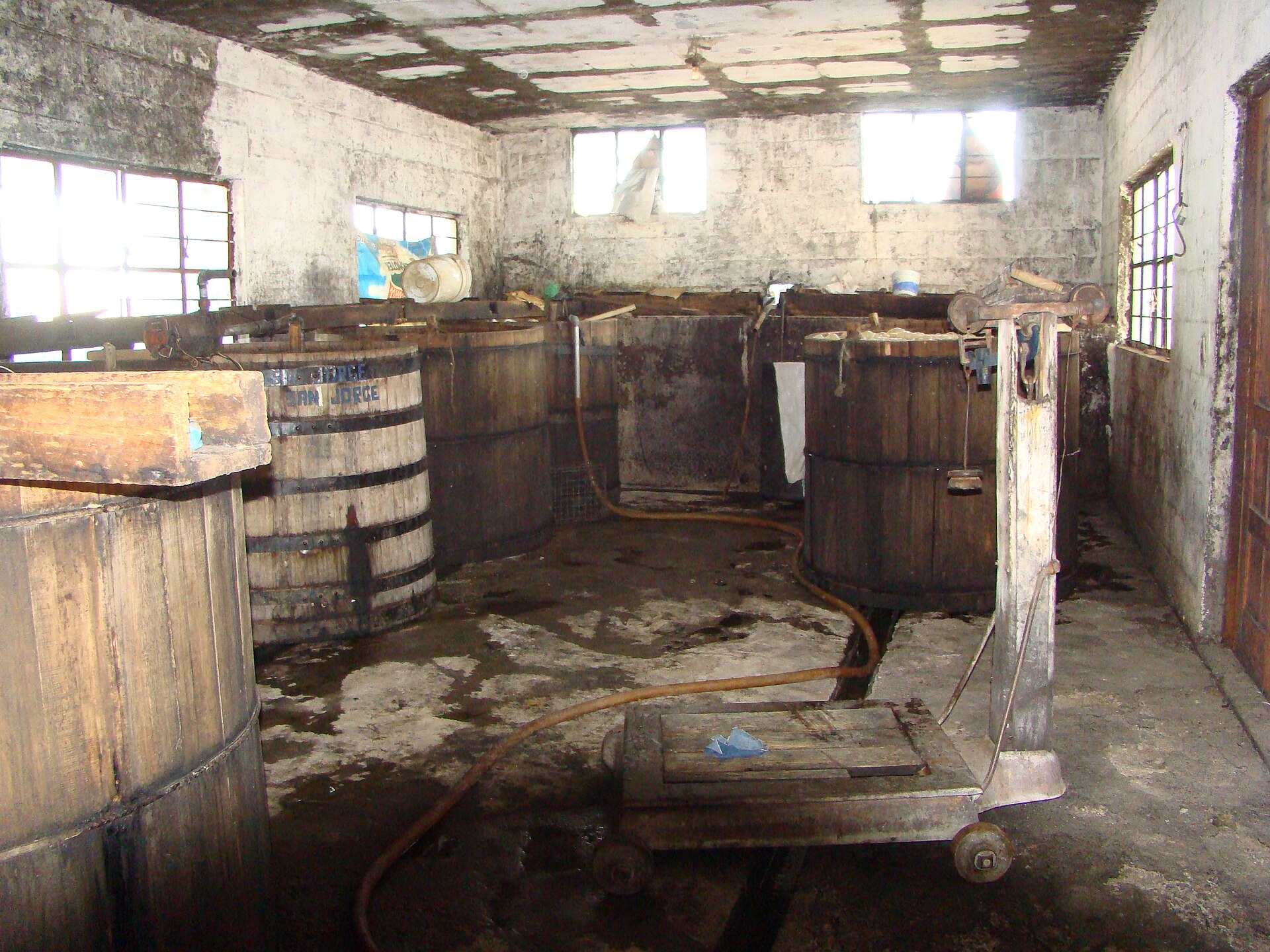 Cuarto de fermentación con tinas de madera · palenque La Guadalupana