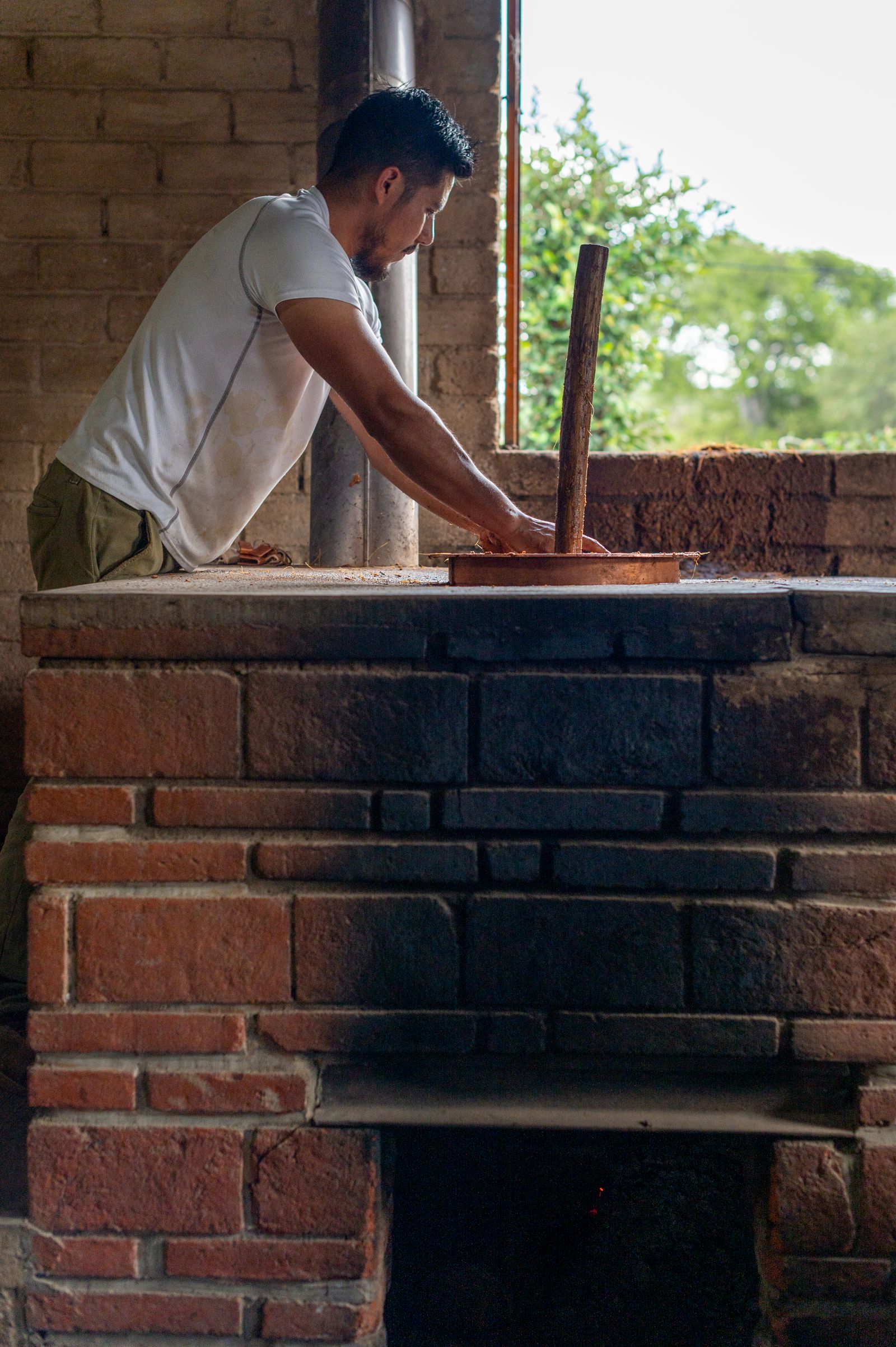 El maguey cocido al salir del horno, en un palenque de Oaxaca