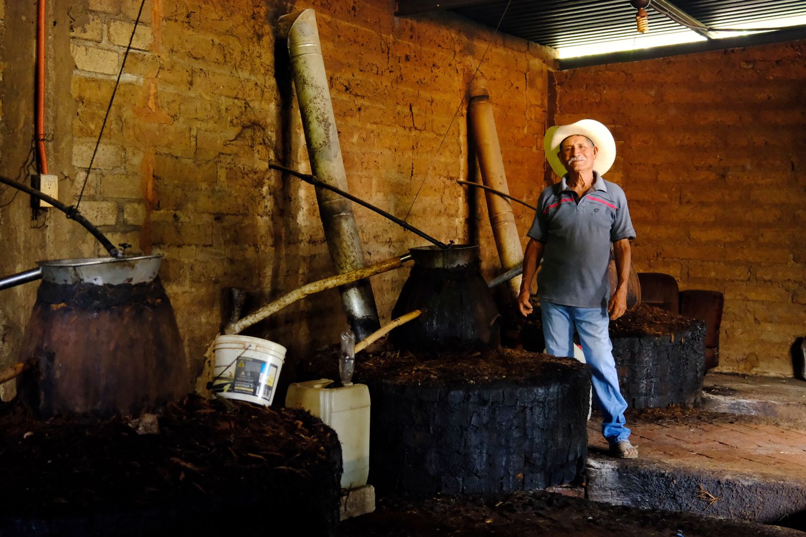 Destilación en alambiques de barro y cobre · palenque de Oaxaca